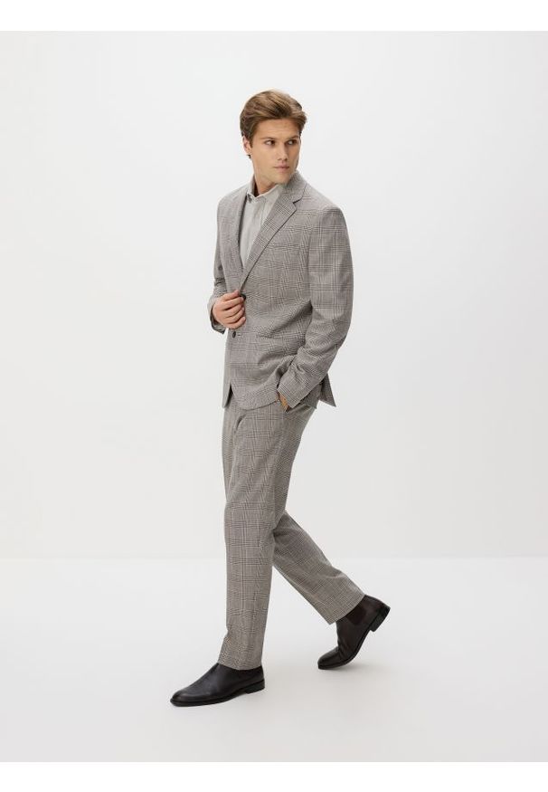 Reserved - Spodnie carrot slim w kratę - brązowy. Kolor: brązowy. Materiał: wiskoza, tkanina