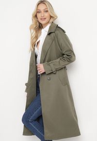 Born2be - Ciemnozielony Długi Płaszcz Trencz o Klasycznym Fasonie z Paskiem Nasde. Okazja: na co dzień. Kolor: zielony. Materiał: jeans. Długość: długie. Styl: klasyczny #3
