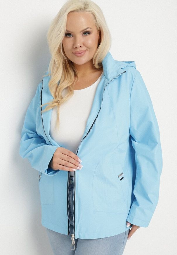 Born2be - Jasnoniebieska Kurtka o Prostym Kroju z Odpinanym Kapturem Nusanelis. Okazja: na co dzień. Kolekcja: plus size. Kolor: niebieski. Materiał: jeans. Styl: klasyczny, casual, sportowy, elegancki