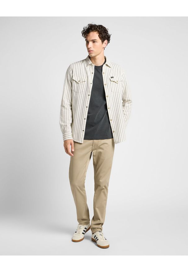 Lee - MĘSKIE SPODNIE MATERIAŁOWE LEE DAREN ZIP FLY NEW KANSAS CITY KHAKI 112360203 L707016437. Kolor: brązowy. Materiał: materiał