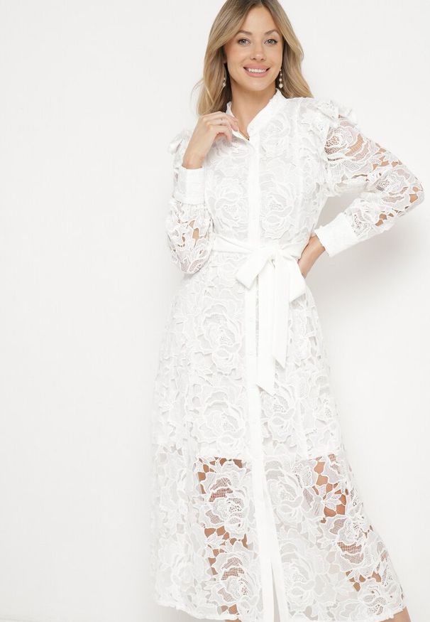 Born2be - Biała Koronkowa Sukienka z Paskiem w Talii i Falbanką Nicasta. Okazja: na co dzień. Typ kołnierza: kołnierzyk stójkowy. Kolor: biały. Materiał: koronka. Długość rękawa: długi rękaw. Typ sukienki: proste. Styl: casual, elegancki