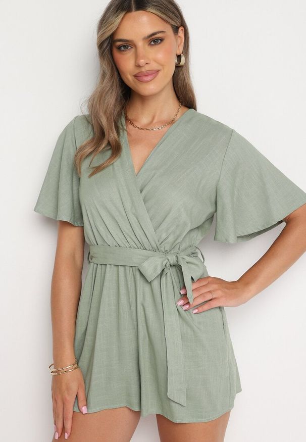 Born2be - Ciemnozielony Bawełniany Kombinezon z Kopertowym Dekoltem i Materiałowym Paskiem w Talii Viklie. Kolor: zielony. Materiał: bawełna, materiał. Długość rękawa: krótki rękaw. Długość: krótkie. Styl: elegancki