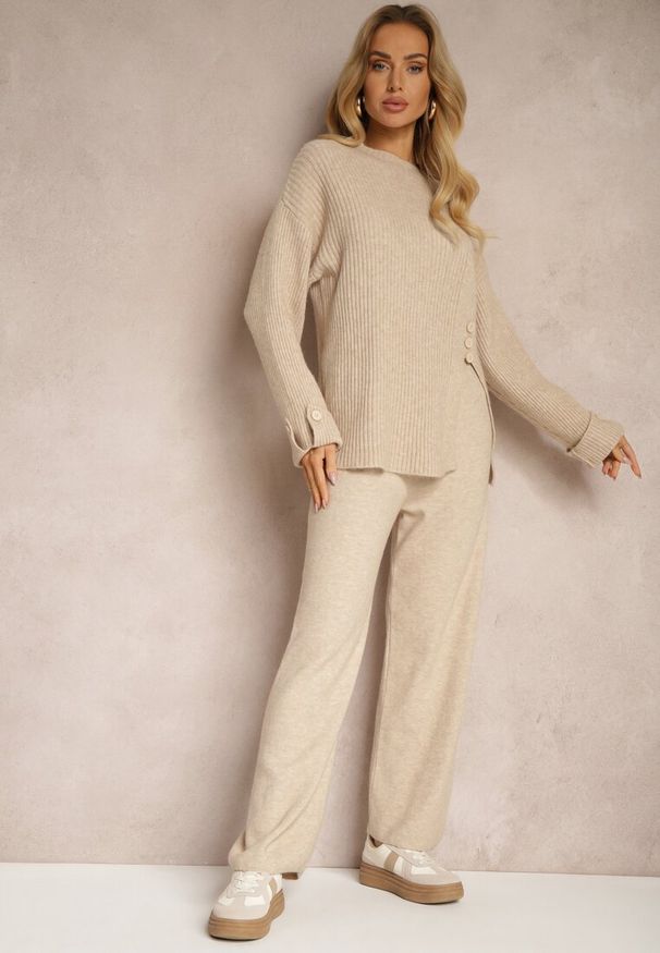Renee - Jasnobeżowy Komplet z Wełną i Bawełną Spodnie o Szerokim Kroju Sweter z Guzikami i Rozcięciem Sialwen. Kolor: beżowy. Materiał: bawełna, wełna
