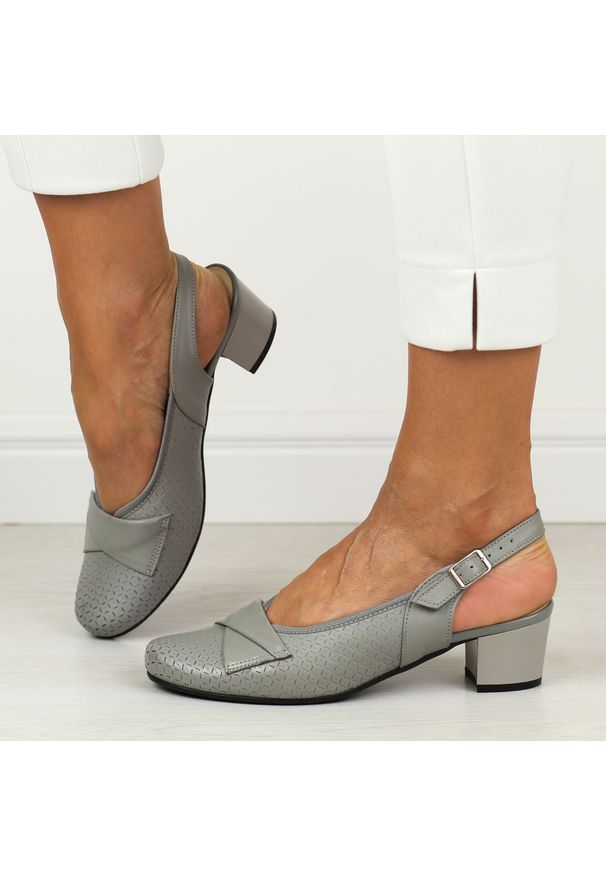 Szare skórzane ażurowe Polskie czółenka damskie na obcasie Gregors 915. Okazja: na co dzień. Nosek buta: okrągły. Zapięcie: pasek. Kolor: szary. Wzór: ażurowy. Materiał: skóra. Sezon: wiosna, lato. Obcas: na obcasie. Styl: elegancki, klasyczny, casual. Wysokość obcasa: średni