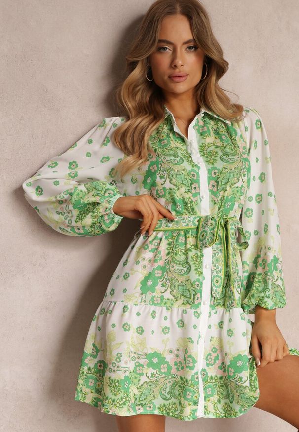 Renee - Jasnozielona Wiązana Sukienka z Kołnierzykiem i Gumką w Pasie Santanna. Kolor: zielony. Materiał: materiał. Sezon: lato. Typ sukienki: koszulowe