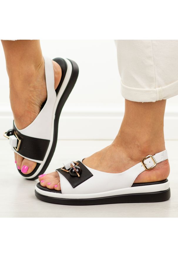 Białe skórzane sandały damskie Jezzi 18-50. Okazja: na co dzień, na spacer. Kolor: biały. Materiał: skóra. Wzór: geometria, aplikacja. Sezon: wiosna, lato. Styl: casual, elegancki