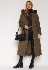 Born2be - Ciemnozielona Długa Kurtka Zimowa z Pikowaniem Paskiem i Kapturem z Futrem Retilma. Kolor: zielony. Materiał: futro. Długość: długie. Sezon: zima. Styl: elegancki #2