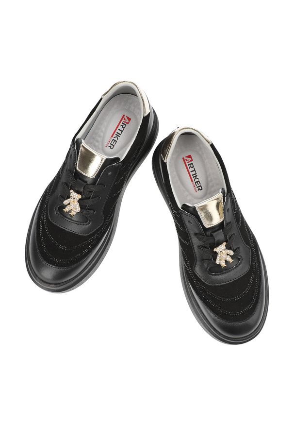 Czarne Sneakersy Artiker Modne Obuwie Damskie Z Misiem. Okazja: na co dzień. Kolor: czarny. Materiał: zamsz, skóra. Styl: casual, klasyczny