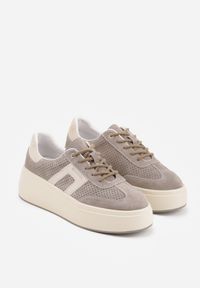 Renee - Ciemnobeżowe Sneakersy z Zamszu Naturalnego na Platfomie z Napisem i Perforacją Zitara. Okazja: na co dzień. Kolor: beżowy. Materiał: zamsz. Wzór: napisy. Obcas: na platformie #7