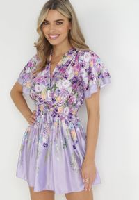 Born2be - Fioletowa Kwiecista Sukienka Mini z Cienkimi Gumkami i Rozkloszowanym Dołem Heddi. Kolor: fioletowy. Typ sukienki: kopertowe. Długość: mini #1