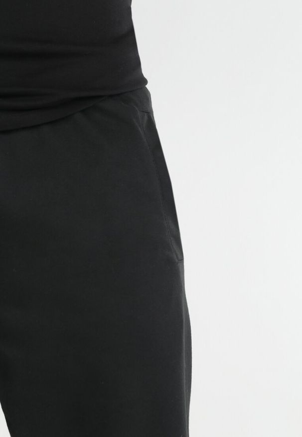 Born2be - Czarne Dresowe Szorty z Gumką w Pasie Eeshih. Okazja: na co dzień. Kolor: czarny. Materiał: dresówka. Styl: casual