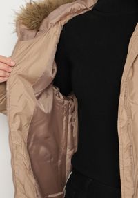 Born2be - Ciemnobeżowa Pikowana Kurtka z Kapturem z Futrem i Ozdobnymi Taśmami Lendria. Okazja: na spacer. Typ kołnierza: kaptur. Kolor: beżowy. Materiał: futro #7