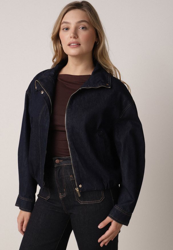 Born2be - Granatowa Jeansowa Kurtka Przejściowa z Bawełny o Kroju Bombki z Kołnierzykiem Jotima. Okazja: na co dzień, na randkę. Kolor: niebieski. Materiał: jeans, bawełna. Styl: casual, elegancki