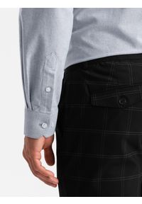 Ombre Clothing - Elegancka koszula męska oxford z haftem i kieszonką – jasnoszara V2 - Rozmiar: S. Okazja: na spotkanie biznesowe, do pracy. Typ kołnierza: kołnierzyk klasyczny. Kolor: szary. Materiał: tkanina, bawełna. Wzór: haft. Styl: elegancki