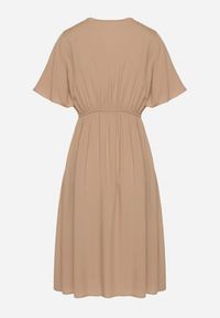 Born2be - Ciemnobeżowa Bawełniana Sukienka o Rozkloszowanym Fasonie Liranelle. Okazja: na co dzień. Typ kołnierza: dekolt w kształcie V. Kolor: beżowy. Materiał: bawełna. Długość rękawa: krótki rękaw. Sezon: lato. Typ sukienki: rozkloszowane. Styl: casual, elegancki #3