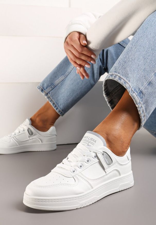 Born2be - Biało-Szare Sneakersy na Grubej Podeszwie przed Kostkę z Perforacją Rarissa. Wysokość cholewki: przed kostkę. Nosek buta: okrągły. Zapięcie: sznurówki. Kolor: biały. Materiał: materiał. Obcas: na obcasie. Wysokość obcasa: niski