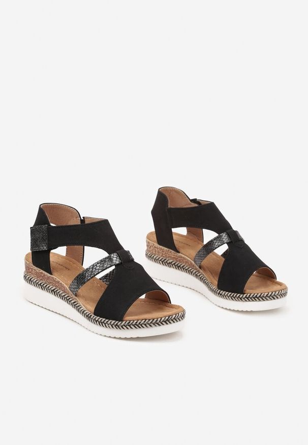 Born2be - Czarne Sandały na Koturnie Ozdobione Tłoczonymi Paskami i Plecionką Damirea. Okazja: na co dzień. Zapięcie: pasek. Kolor: czarny. Materiał: jedwab, jeans. Wzór: aplikacja. Sezon: lato, wiosna. Obcas: na koturnie. Styl: elegancki, casual