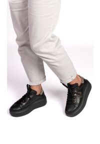 Inna - Sneakersy na platformie ze złotą cholewką skórzane czarne Sempre 23-397-37. Kolor: wielokolorowy, czarny, złoty. Materiał: skóra. Szerokość cholewki: normalna. Wzór: grochy. Obcas: na platformie