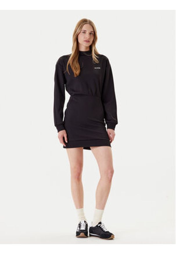 Guess Sukienka codzienna V5YK02 KCX22 Czarny Regular Fit. Okazja: na co dzień. Kolor: czarny. Materiał: syntetyk. Typ sukienki: proste. Styl: casual