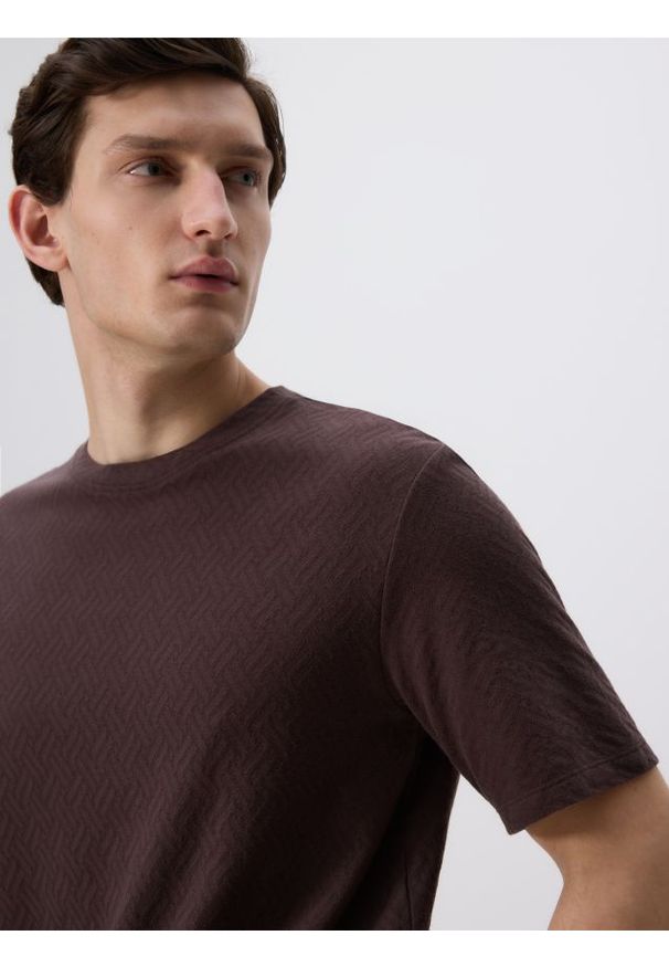 Reserved - Strukturalny t-shirt regular - ciemnobrązowy. Kolor: brązowy. Materiał: bawełna, dzianina