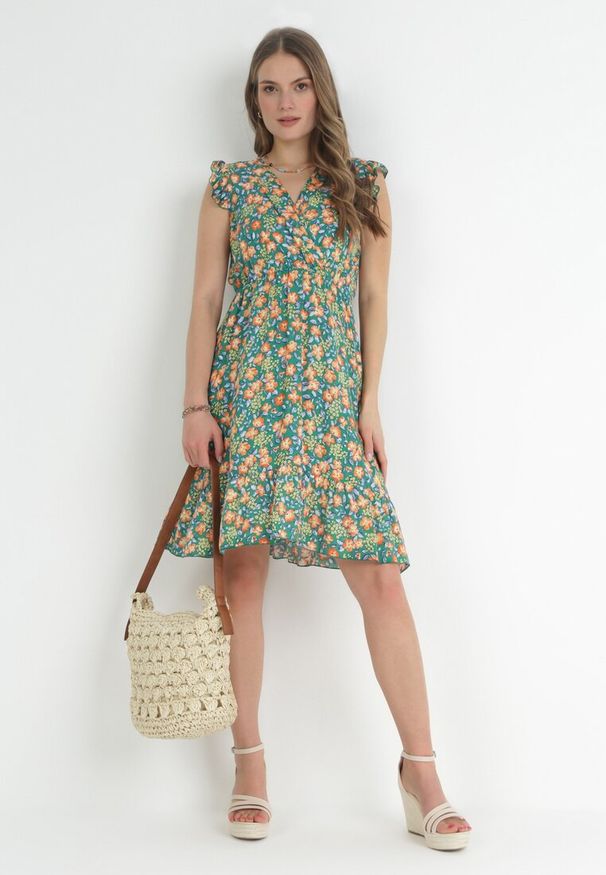 Born2be - Zielona Rozkloszowana Sukienka z Wiskozy w Kwiaty Evalis. Kolor: zielony. Materiał: wiskoza. Wzór: kwiaty. Sezon: lato