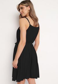 Born2be - Czarna Sukienka z Regulowanymi Ramiączkami z Materiałowym Paskiem Liata. Okazja: na spacer, na imprezę. Typ kołnierza: dekolt w kształcie V. Kolor: czarny. Materiał: materiał. Długość rękawa: na ramiączkach. Sezon: lato #7