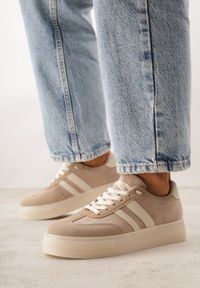 Renee - Ciemnobeżowe Sneakersy na Platformie w Stylu Tenisówek Ozdobione Paskami Ladia. Okazja: na co dzień. Zapięcie: pasek. Kolor: beżowy. Materiał: jeans. Wzór: aplikacja. Sezon: wiosna. Obcas: na platformie #3