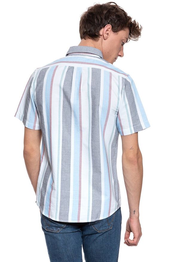Lee - KOSZULA MĘSKA KRÓTKI RĘKAW LEE BUTTON DOWN SS DIPPED BLUE L886NULA 112123685. Typ kołnierza: button down. Materiał: materiał. Długość rękawa: krótki rękaw. Długość: krótkie. Wzór: paski, kolorowy