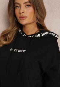 Renee - Czarna Bluza z Kapturem Vasilija. Typ kołnierza: kaptur. Kolor: czarny. Materiał: polar, tkanina, dzianina, dresówka, bawełna. Wzór: nadruk #4
