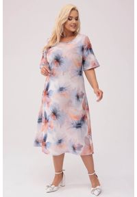 Moda Size Plus Iwanek - Trapezowa sukienka Felipa w pastelowe kwiaty MIDI PLUS SIZE XXL OVERSIZE WIOSNA. Kolekcja: plus size. Materiał: tkanina, poliester, materiał, len, elastan. Wzór: kwiaty. Sezon: wiosna. Typ sukienki: trapezowe, oversize, dla puszystych. Styl: elegancki. Długość: midi