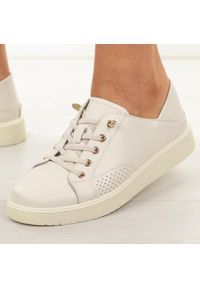 Beżowe skórzane półbuty damskie Vinceza 79590. Okazja: na co dzień. Nosek buta: okrągły. Kolor: beżowy. Materiał: skóra. Szerokość cholewki: normalna. Sezon: wiosna, lato. Styl: casual, klasyczny, elegancki #1