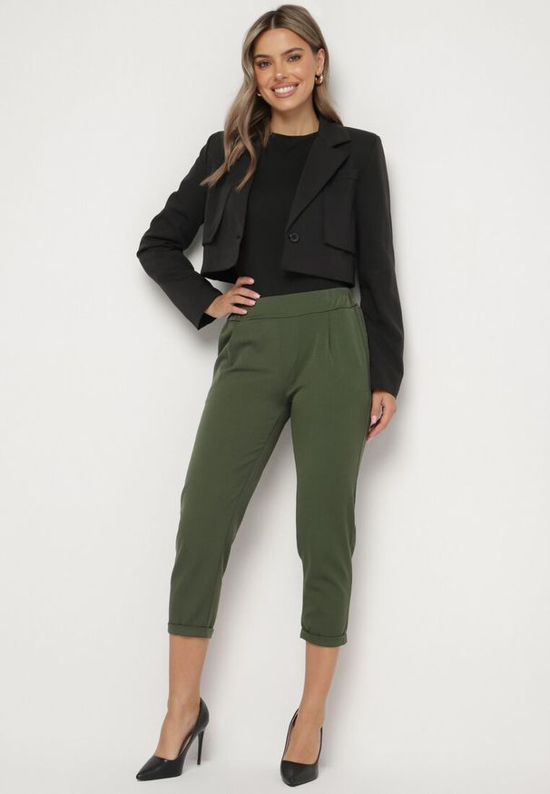 Born2be - Zielone Spodnie 3/4 z Gumką w Talii i Kieszeniami Saivie. Kolor: zielony. Styl: elegancki