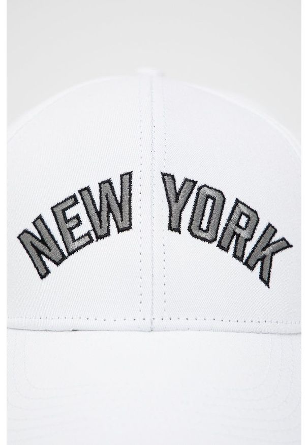 Jack & Jones czapka bawełniana kolor biały z aplikacją. Kolor: biały. Materiał: bawełna. Wzór: aplikacja