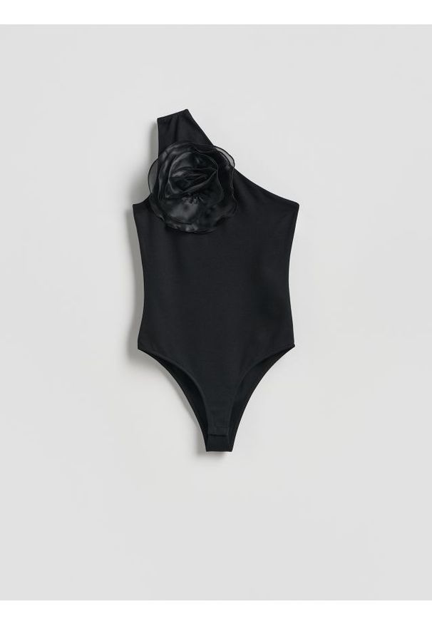 Reserved - Top z różą - czarny. Kolor: czarny. Materiał: wiskoza, dzianina