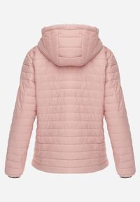 Born2be - Różowa Kurtka Przejściowa Dwustronna z Pikowaniem i Kapturem Azirane. Okazja: na co dzień. Typ kołnierza: kaptur. Kolekcja: plus size. Kolor: różowy. Materiał: jeans. Wzór: gładki. Styl: casual, elegancki #3