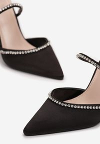 Renee - Czarne Klapki Noerian. Kolor: czarny. Materiał: materiał, satyna. Wzór: aplikacja. Obcas: na obcasie. Styl: elegancki. Wysokość obcasa: średni #5