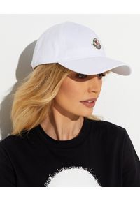 MONCLER - Biała czapka z daszkiem. Kolor: biały. Materiał: bawełna