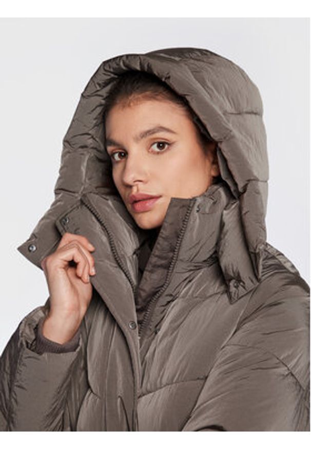 Calvin Klein Kurtka zimowa K20K204690 Beżowy Regular Fit. Kolor: beżowy. Materiał: syntetyk. Sezon: zima