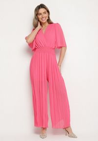 Born2be - Fuksjowy Plisowany Kombinezon o Kopertowym Kroju z Gumką w Talii Ameddie. Okazja: na co dzień. Kolor: różowy. Styl: elegancki, casual