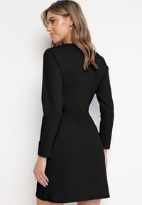 Born2be - Czarna Sukienka Kopertowa z Ozdobnym Marszczeniem Ohildria. Kolor: czarny. Typ sukienki: kopertowe. Styl: elegancki #3