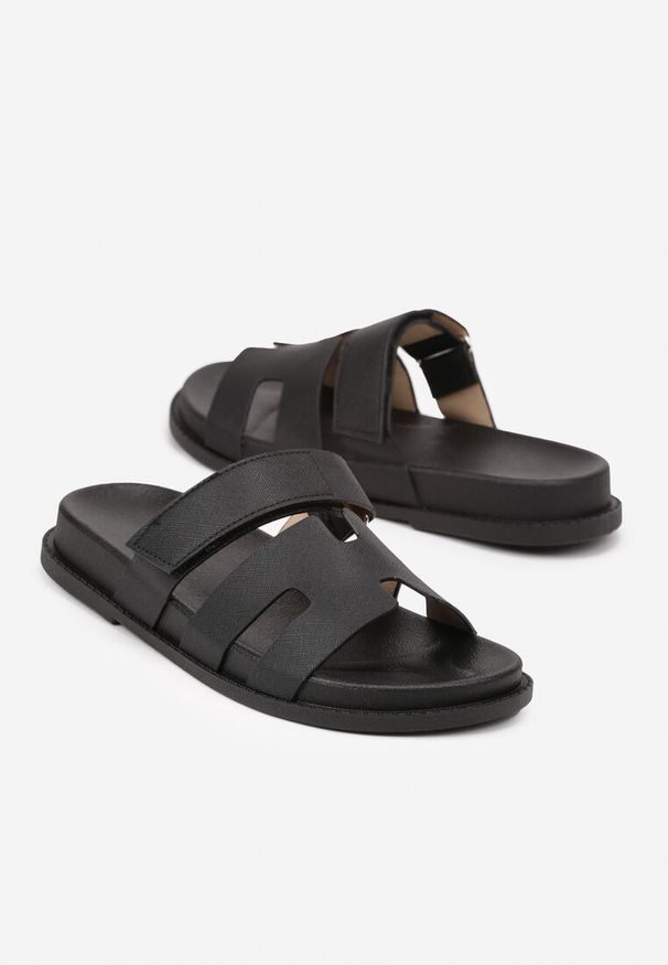 Born2be - Czarne Klapki z Geometrycznymi Paskami i Zapięciem na Rzep Saleniria. Okazja: na co dzień. Kolor: czarny. Wzór: geometria. Styl: boho, elegancki, casual