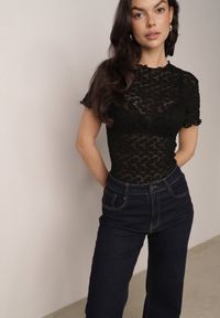 Born2be - Czarne Dopasowane Body Koronkowe z Krótkim Rękawem Mirarina. Okazja: na co dzień. Kolor: czarny. Materiał: koronka. Długość rękawa: krótki rękaw. Długość: krótkie. Wzór: koronka. Styl: elegancki, klasyczny, casual #4