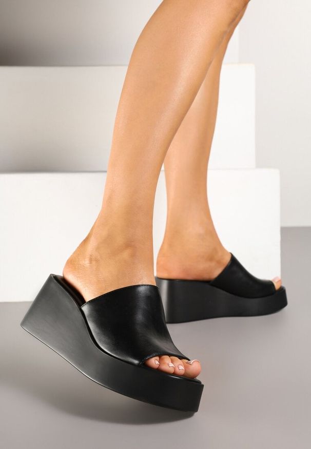 Born2be - Czarne Klapki na Koturnie z Szerokim Paskiem i Odkrytym Noskiem Mirlexia. Okazja: na co dzień. Kolor: czarny. Obcas: na koturnie. Styl: boho, elegancki, casual