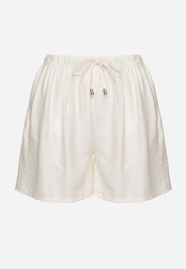 Born2be - Jasnobeżowe Bawełniane Szorty z Wysokim Stanem Ozdobione Wiązaniem Filomira. Okazja: na co dzień. Stan: podwyższony. Kolor: beżowy. Materiał: bawełna. Wzór: aplikacja. Styl: casual