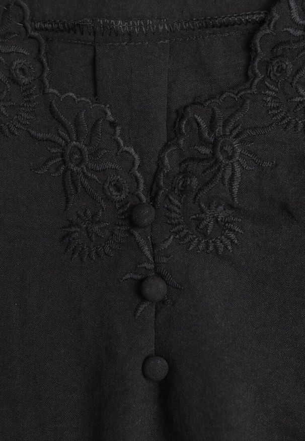 Renee - Czarna Bluzka z Haftowanym Dekoltem i Krótkimi Rękawami Junelia. Kolor: czarny. Długość rękawa: krótki rękaw. Długość: krótkie. Wzór: haft. Sezon: wiosna, lato