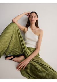 Reserved - Plisowane spodnie palazzo - ciemnozielony. Kolor: zielony. Materiał: tkanina