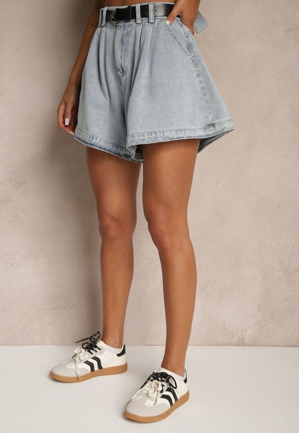 Renee - Jasnoniebieskie Szorty z Bawełny High Waist Ozdobione Paskiem Saromine. Okazja: na co dzień. Stan: podwyższony. Kolor: niebieski. Materiał: bawełna. Wzór: aplikacja. Styl: casual