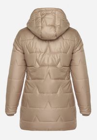 Born2be - Ciemnobeżowa Pikowana Kurtka o Prostym Kroju z Kapturem Nileria. Okazja: do pracy, na co dzień, na spotkanie biznesowe. Typ kołnierza: kaptur. Kolekcja: plus size. Kolor: beżowy. Materiał: dzianina, jeans, poliester. Styl: casual, biznesowy #3