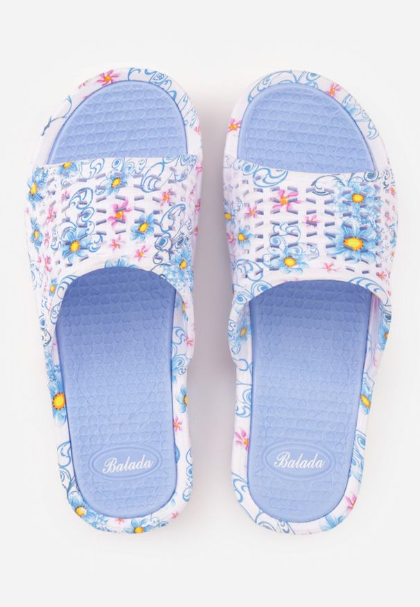 Born2be - Jasnoniebieskie Klapki Basenowe w Kwiatowy Wzór z Perforacją Pertumal. Okazja: na spacer, na co dzień. Kolor: niebieski. Materiał: jeans, dresówka, dzianina. Wzór: kwiaty. Sezon: lato. Styl: wakacyjny, elegancki, casual