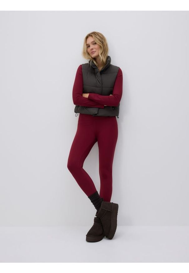 Reserved - Legginsy z ozdobnym wykończeniem - burgundowy. Kolor: czerwony. Materiał: dzianina